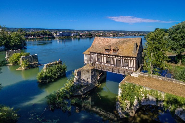Vue aérienne du Vieux Moulin sur la Seine à Vernon. © Franck Godard.