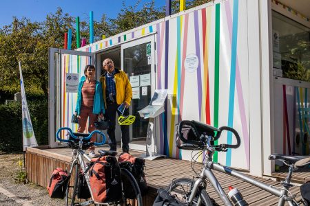 Touristes devant le Bureau d'Information Touristique de Giverny ©Flick'R-CD27