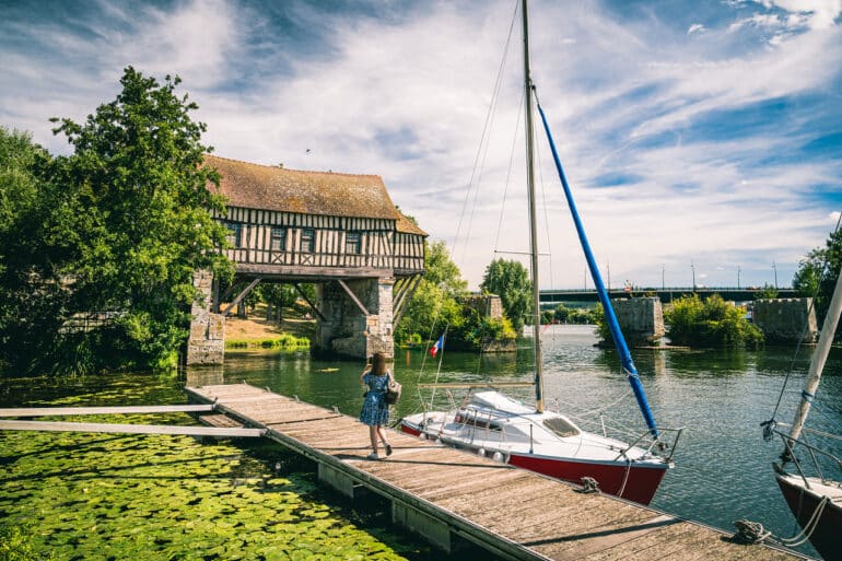 Vieux-Moulin de Vernon Bateau sur la Seine et jeune fille