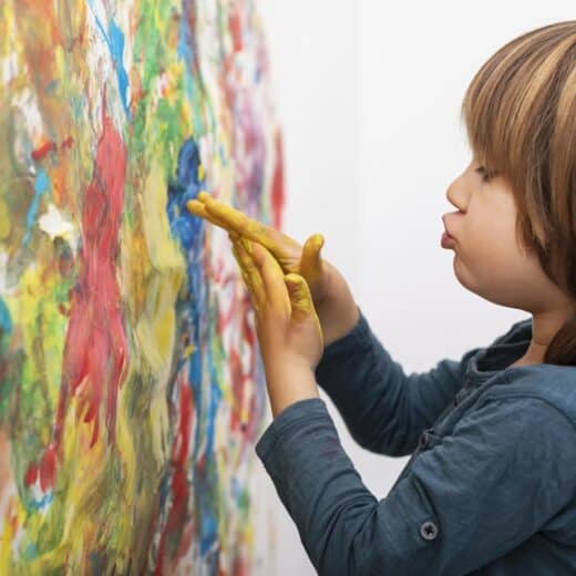 Enfant qui joue avec de la peinture
