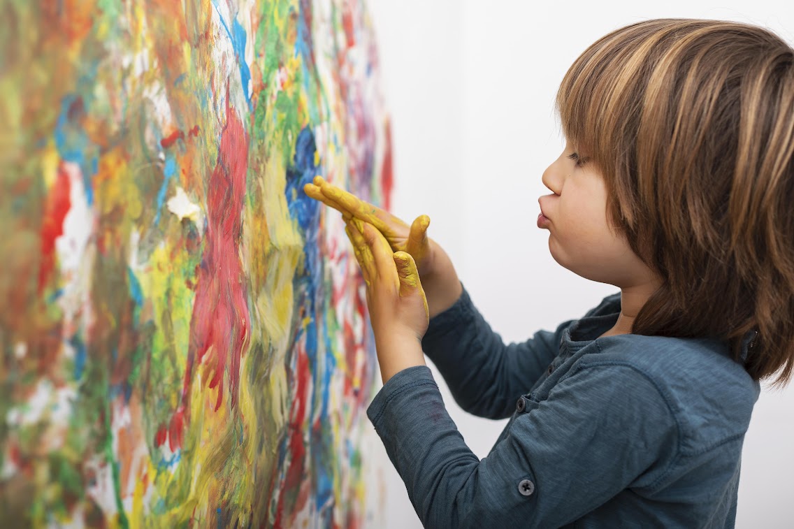 Enfant qui joue avec de la peinture