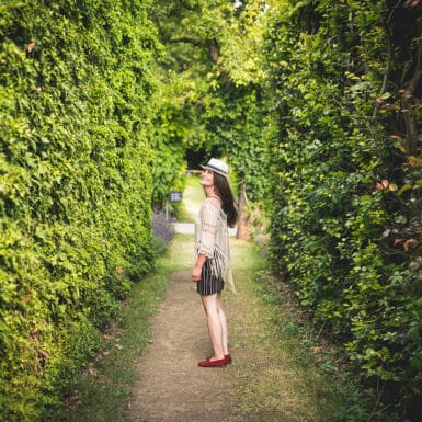 Jeune femme qui se balade dans les jardins de Claude Monet à Giverny